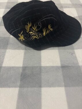Mountain Hardwear Black Women's Cap with Subtle Pinstripes
